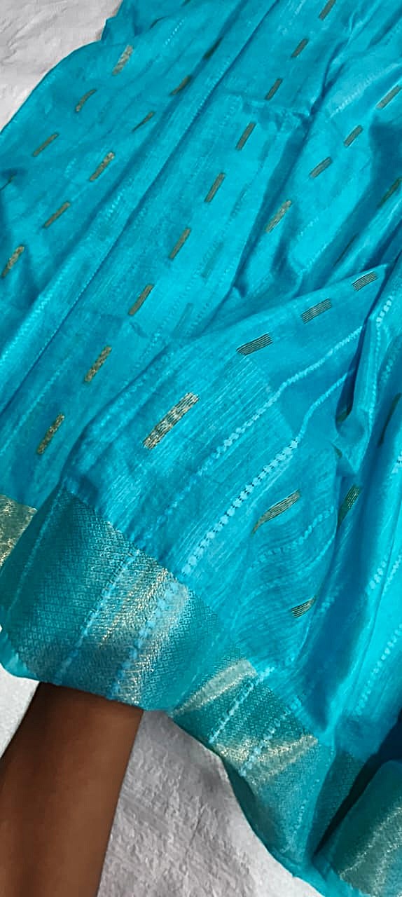 Close-up of Dobi weaving texture on turquoise Organza Viscose saree - Roomz Fashion