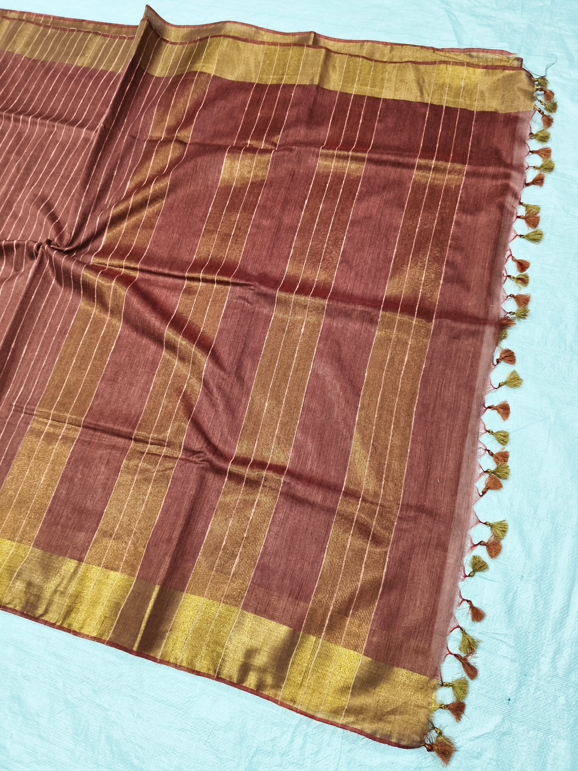 "Close-up of weaving texture on maroon Organza Viscose saree - Roomz Fashion