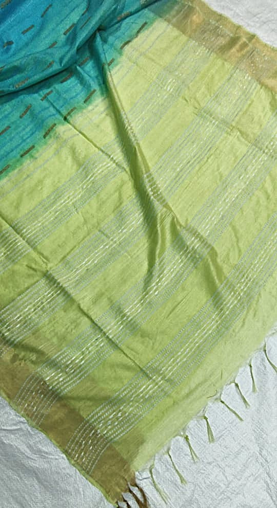 Draped saree showing turquoise body and lemon yellow pallu contrast - Roomz Collection