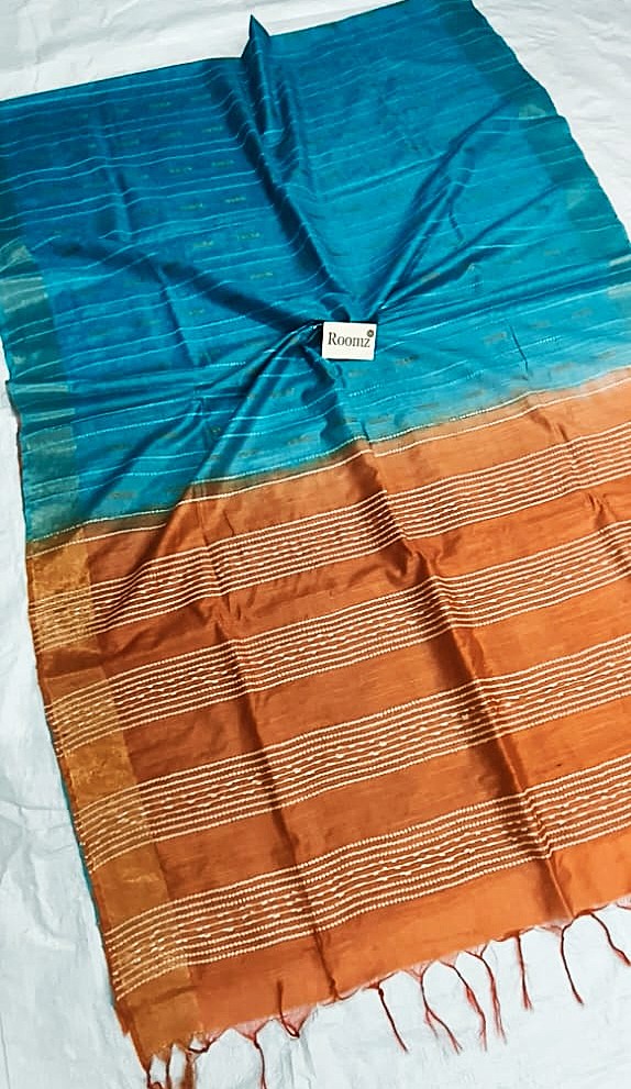 Draped saree showing turquoise body and orange pallu contrast - Roomz Collection