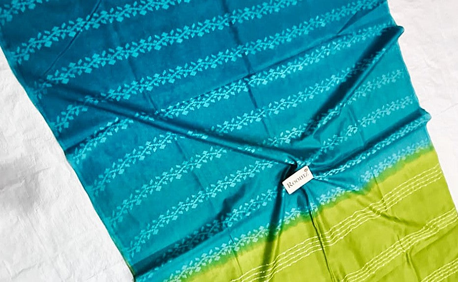 Draped saree showing turquoise body and parrot green pallu contrast - Roomz Collection