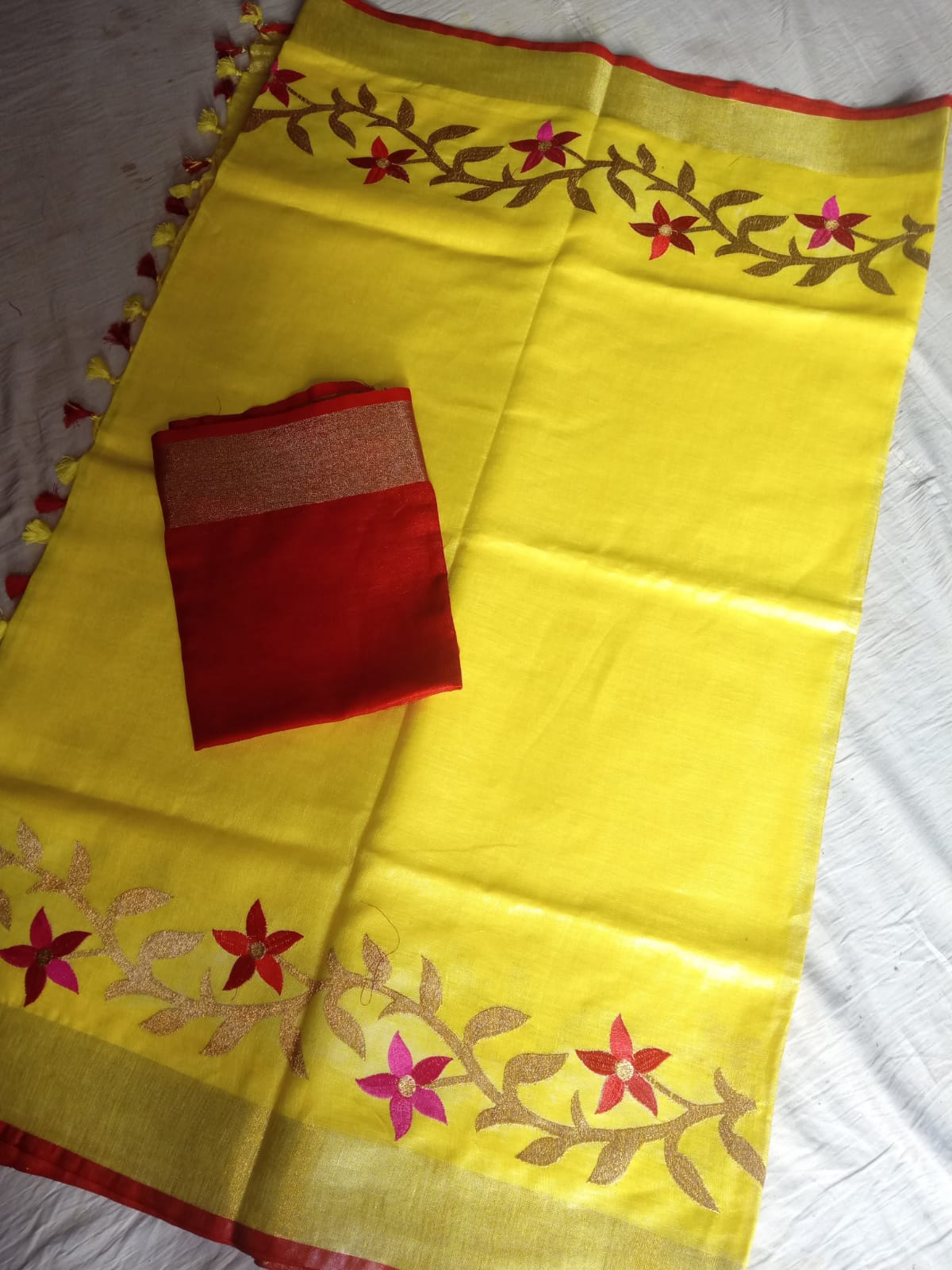 Close-up of golden zari waving pallu with floral embroider