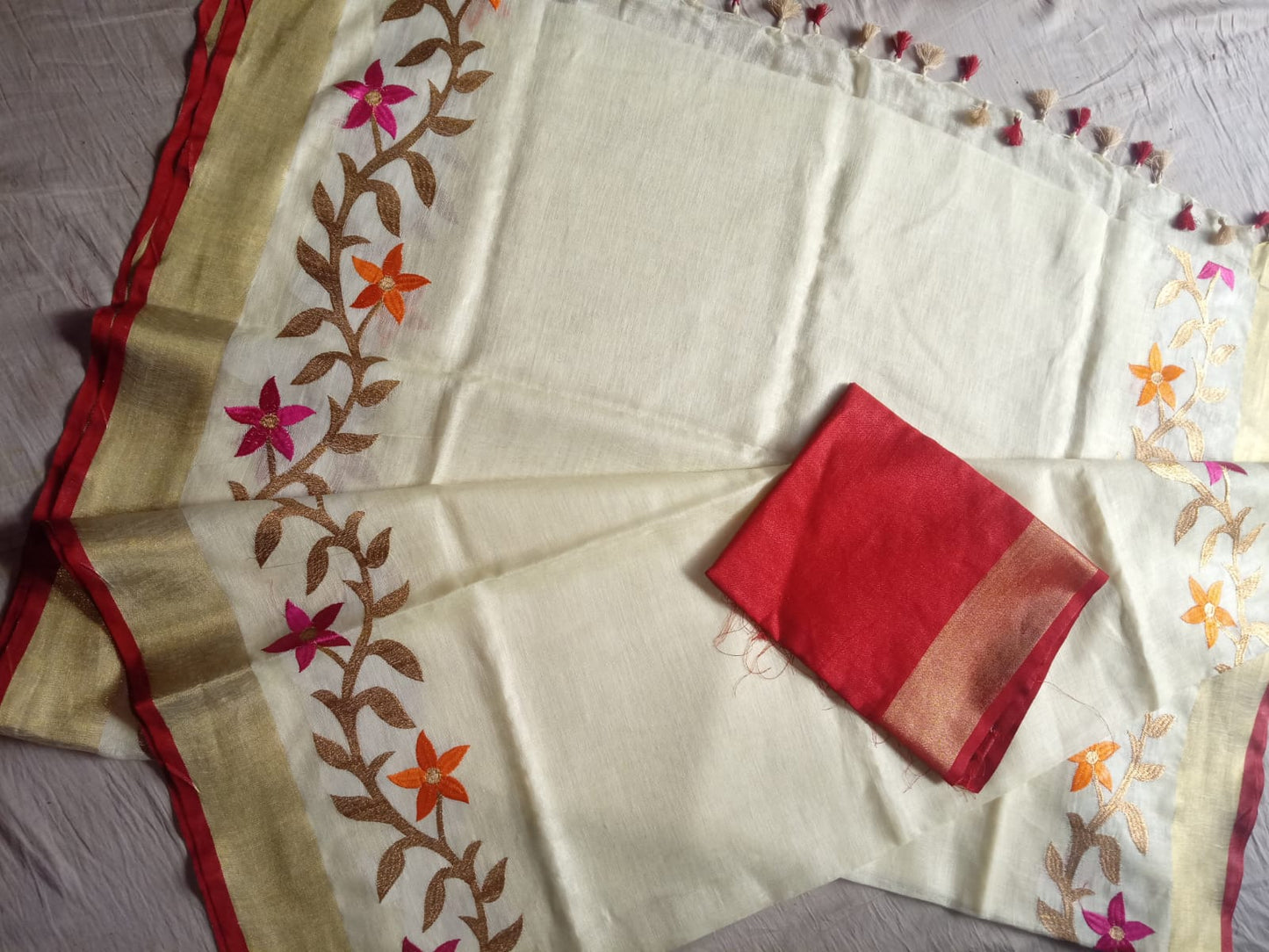 Off-white linen saree with golden zari border and red piping - Roomz Bridal Collection