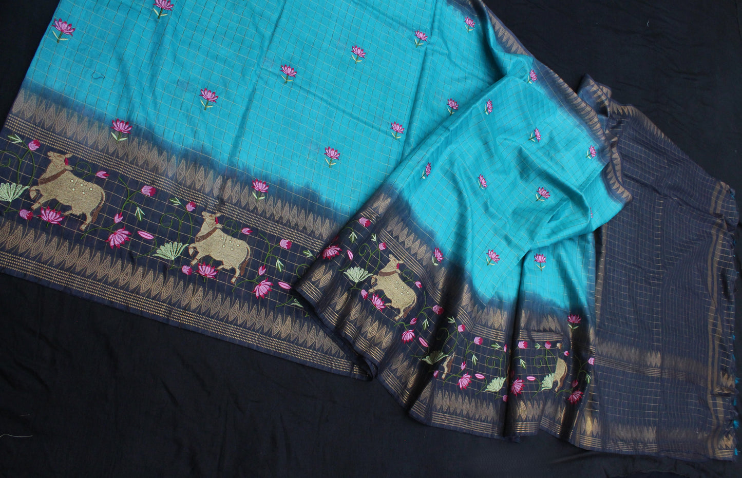 Golden zari border on dual-tone saree
