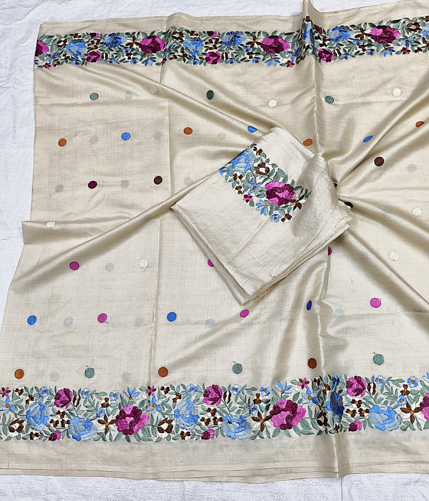 Silk Mark certified off-white Tussar saree with blouse piece - Roomz Fashion