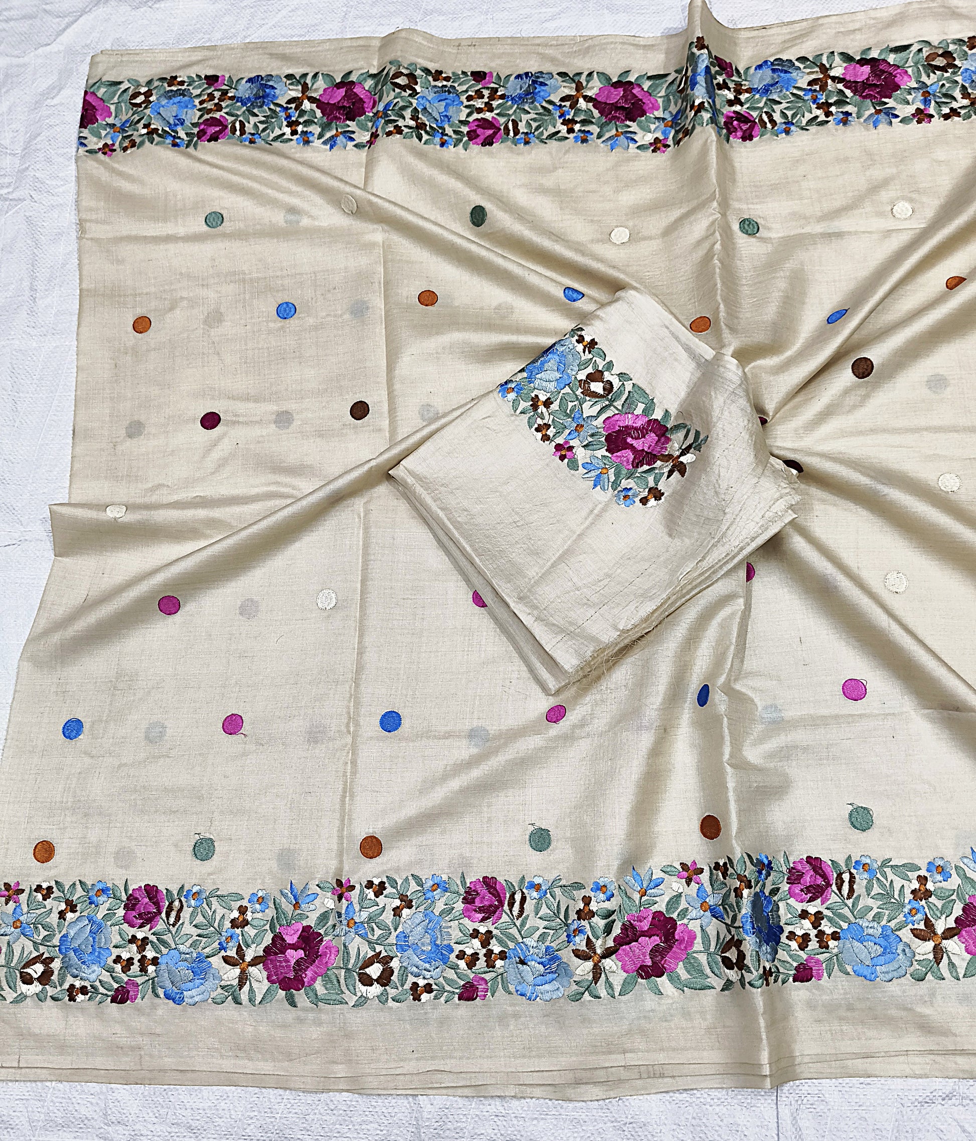 Silk Mark certified off-white Tussar saree with blouse piece - Roomz Fashion